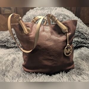 Micheal Kors Jet Set Shoulder Bag
